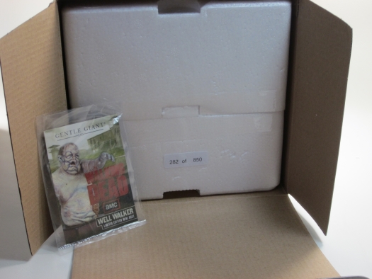 Gentle Giant The walking Dead Zombie Well Walker Mini-Bust Box Inside